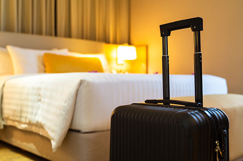 ホテルの客が宿泊者以外を部屋に出入りさせたとき、問われる可能性のある犯罪とは？